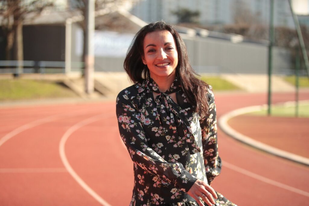 découvrez le parcours inspirant de sarah ourahmoune, une athlète de haut niveau et femme d'affaires, qui partage ses secrets de carrière. apprenez comment elle a surmonté les obstacles, transformé sa passion en succès et inspire des générations à travers son expérience unique et ses conseils avisés.