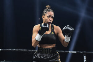 découvrez l'univers fascinant de la boxeuse révolutionnaire, une pionnière qui brise les stéréotypes et redéfinit le sport. son courage, sa détermination et son talent inspirent des générations entières, tout en mettant en lumière la lutte pour l'égalité dans le monde du sport.