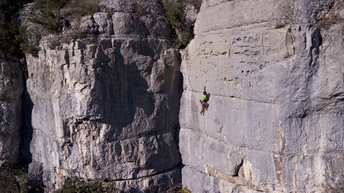 découvrez les secrets de l'escalade : techniques, conseils et astuces pour gravir chaque voie avec confiance et sécurité. que vous soyez débutant ou grimpeur expérimenté, explorez des stratégies inédites pour améliorer vos performances et profiter pleinement de votre passion pour l'escalade.