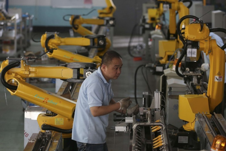 découvrez comment les robots industriels transforment les opérations quotidiennes dans les usines. explorez leur impact sur la productivité, la précision et l'innovation dans le secteur manufacturier.