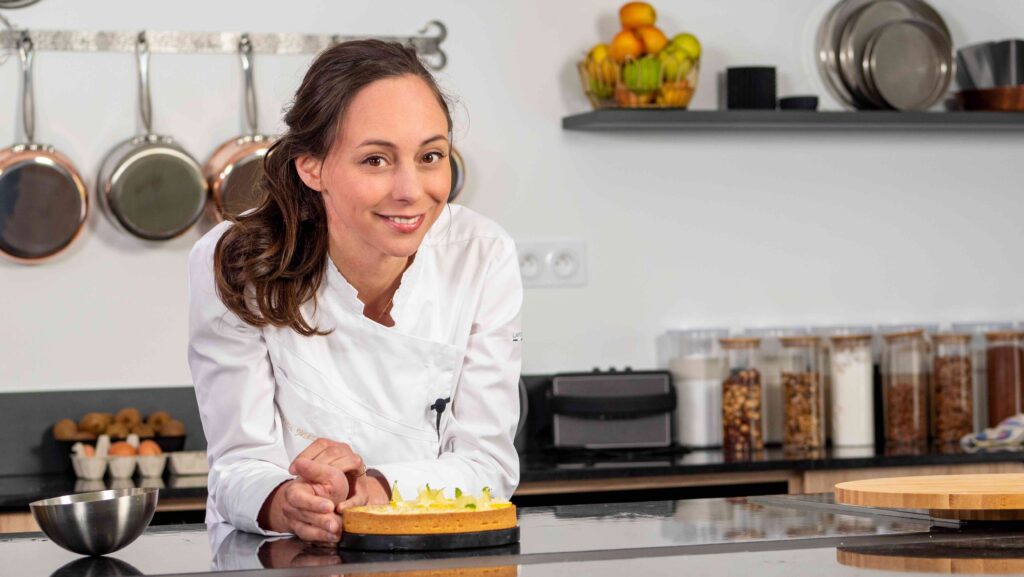 découvrez les secrets de la pâtisserie avec nina métayer, cheffe renommée. apprenez des techniques incontournables et des recettes savoureuses qui raviront vos papilles et vous permettront de maîtriser l'art de la pâtisserie.