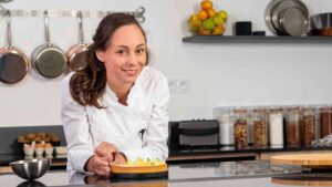 découvrez les secrets de la pâtisserie avec nina métayer, cheffe renommée. apprenez des techniques incontournables et des recettes savoureuses qui raviront vos papilles et vous permettront de maîtriser l'art de la pâtisserie.